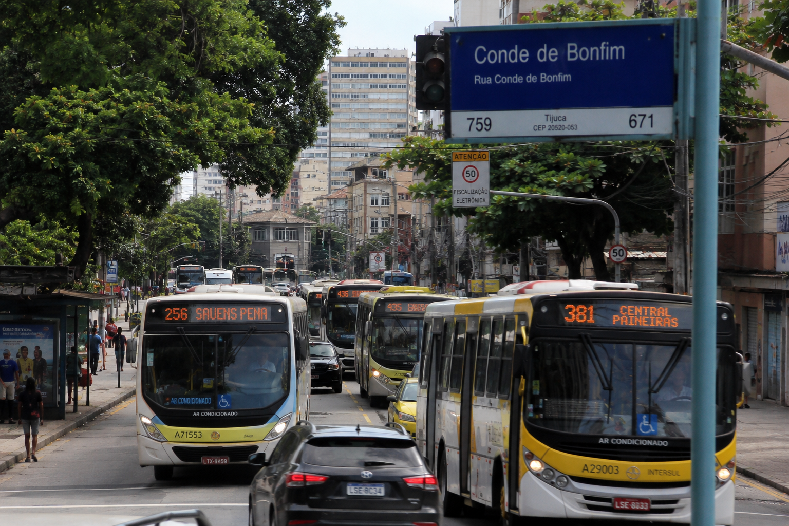 Guia Completo: Ônibus da Rua Conde de Bonfim – A Espinha Dorsal da Tijuca